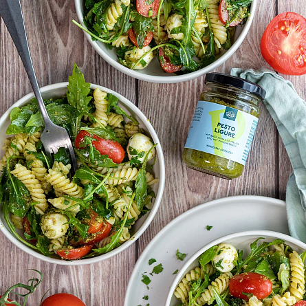 Салат с пастой, соусом песто Pesto Ligure и капрезе
