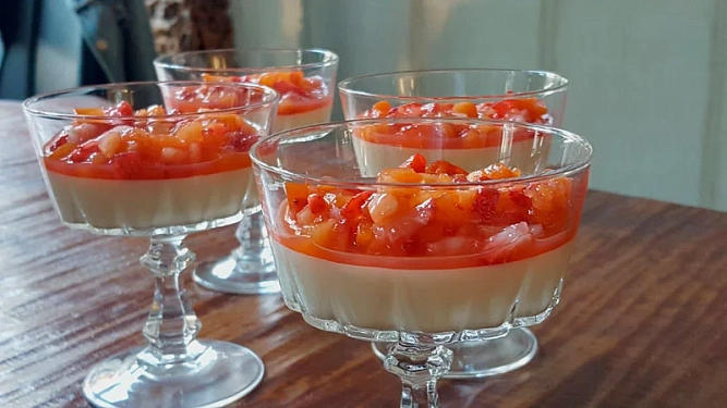 Панна-котта с ликёром Лимончино и фруктовой сальсой