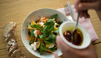 Листовой салат с фруктовым соусом