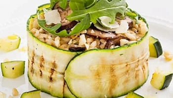 Башенка из ризотто с трюфельным маслом, грибами и цуккини