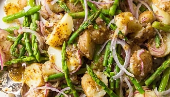 Салат из запечённого картофеля и спаржи с соусом айоли