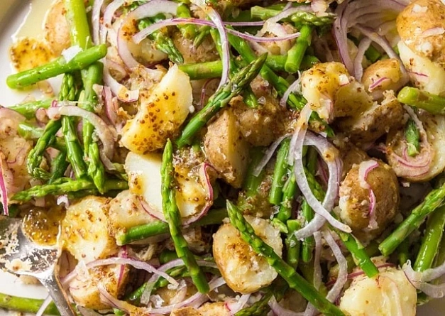 Салат из запечённого картофеля и спаржи с соусом айоли