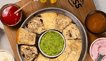 Отрывной хлеб с соусами-дипами: Tropical Barbecue, Spicy Beetroot и Mexican Guacamole