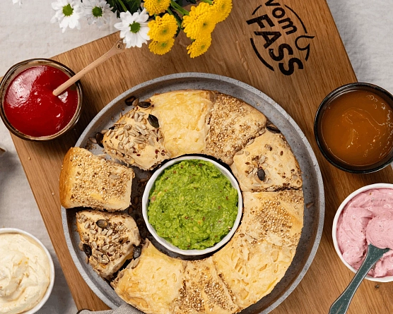 Отрывной хлеб с соусами-дипами: Tropical Barbecue, Spicy Beetroot и Mexican Guacamole
