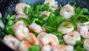 Креветки с чесноком и пряными травами